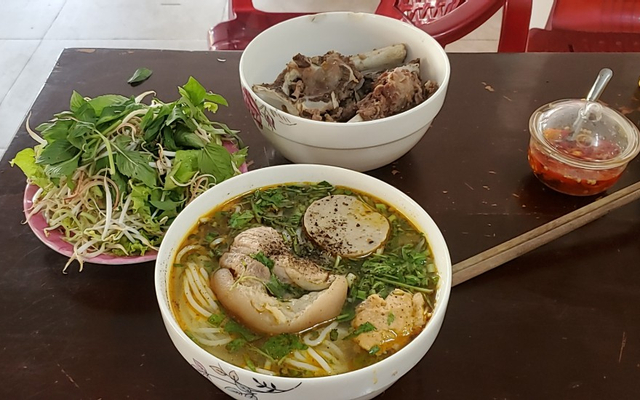 bun-bo-hue-o-diem-huong-vi-co-o-huong-lo-2