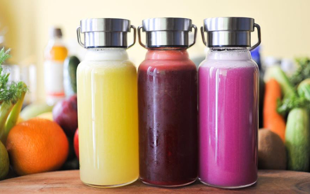 quan-hai-co-o-an-vat-nuoc-ep-hoa-qua-ban-ao-linh-am