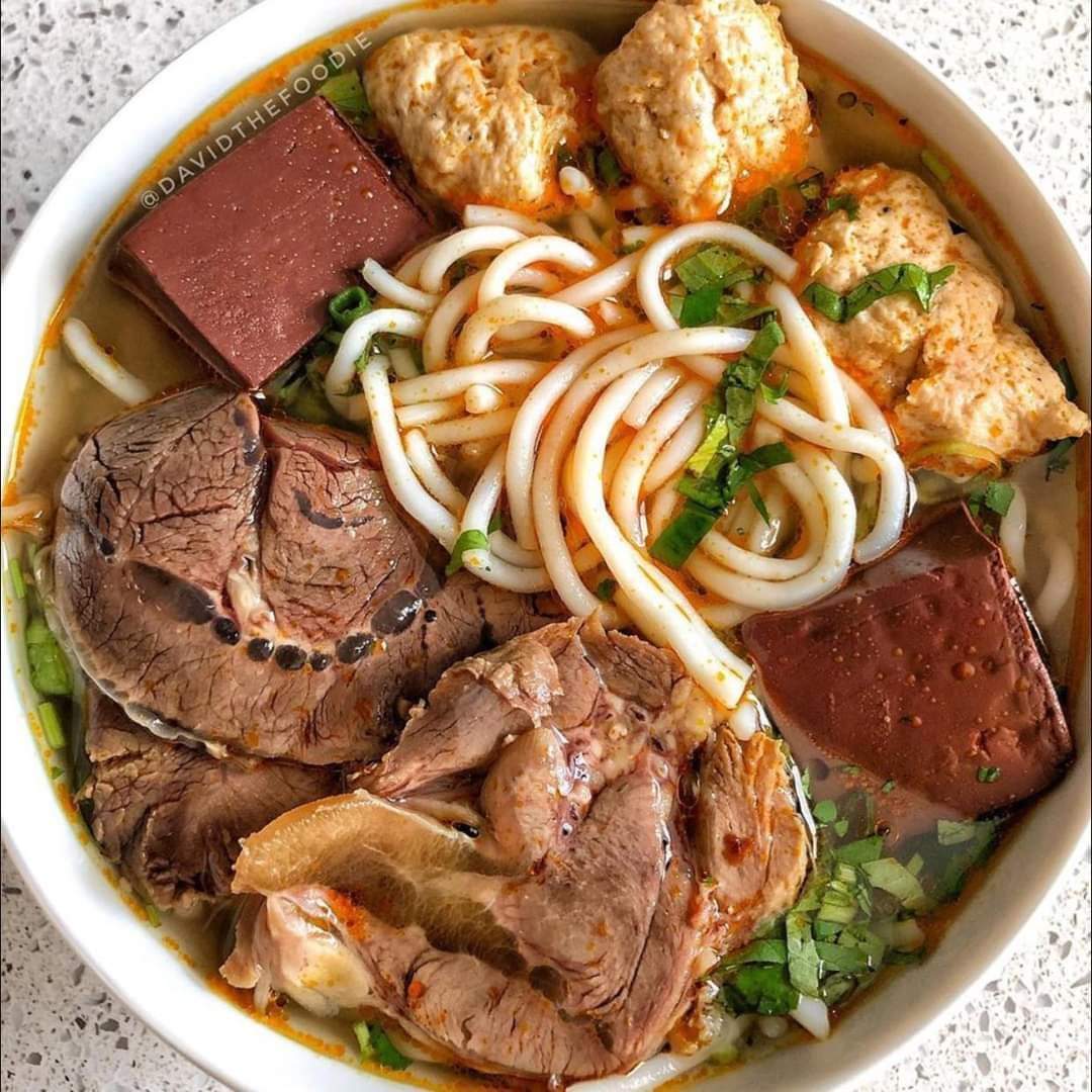 ong-que-quan-bun-bo-hue-com-rang-hong-o