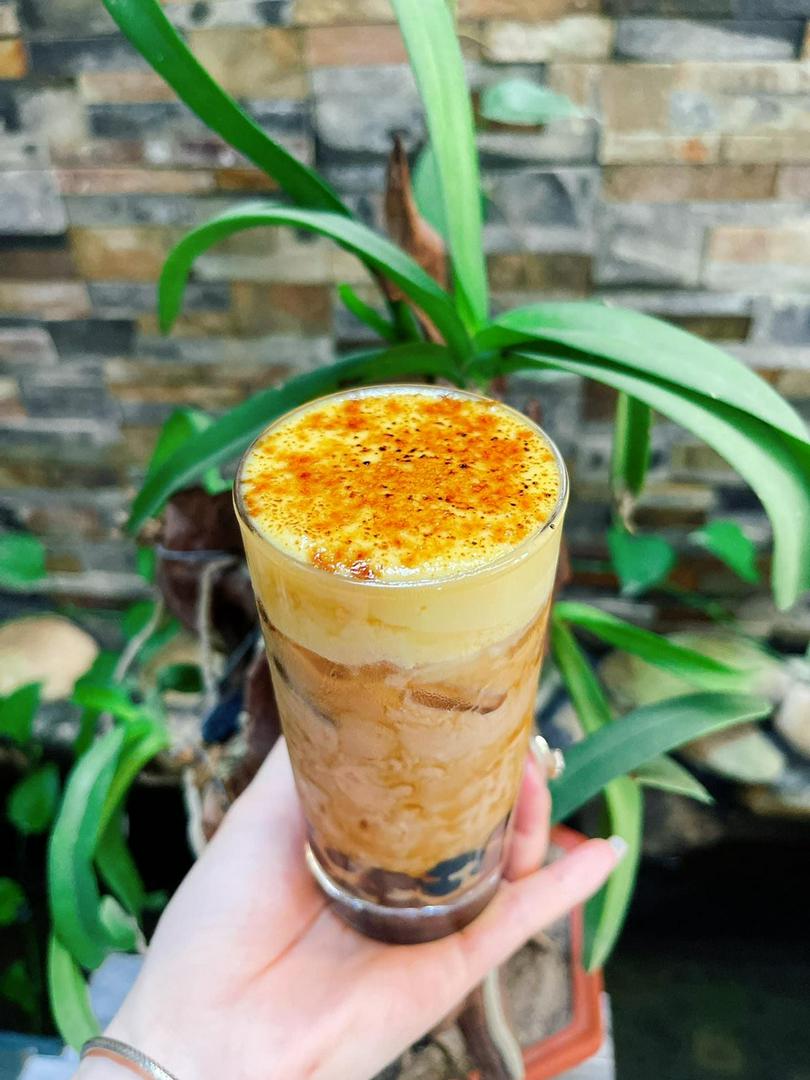 tra-sua-o-long-kem-trung-dua-nuong