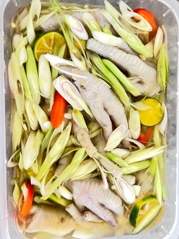 bep-me-nau-chan-ga-sa-tac-bui-van-ngu