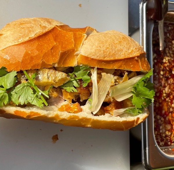 lo-banh-mi-truong-khai-heo-quay-da-gion-vinh-vien