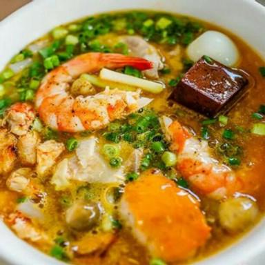 banh-canh-cua-thit-cua-tom-nhieu-thit-nac-trung-cut-nhieu-huyet-ac-biet