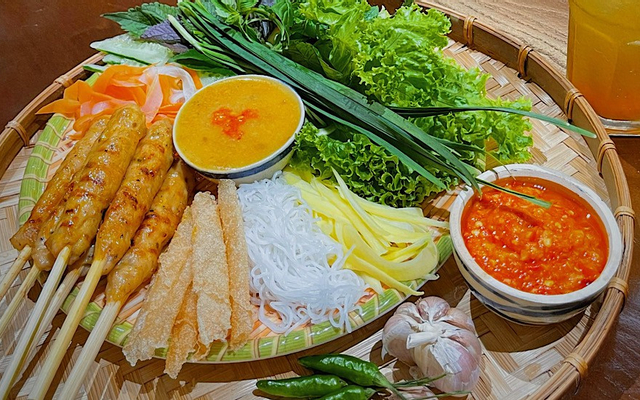 nem-nuong-quynh-lam-nguyen-van-thuong